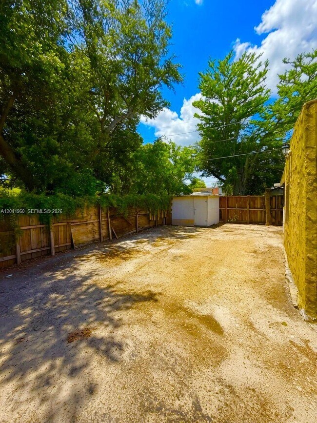 Building Photo - 1340 Peri St