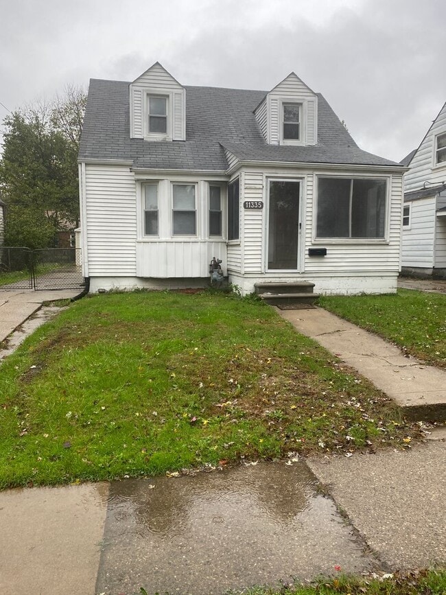 Building Photo - 3 bedroom, 1 bath bungalow with basement and 1 car garage