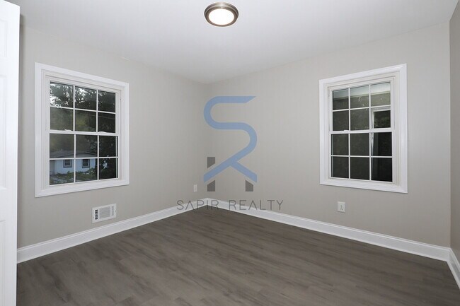 Building Photo - 157 Polar Rock Dr SW