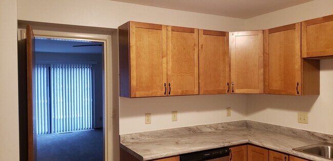 Building Photo - 3 BEDROOOM/1.5 BATH TOWNHOUSE