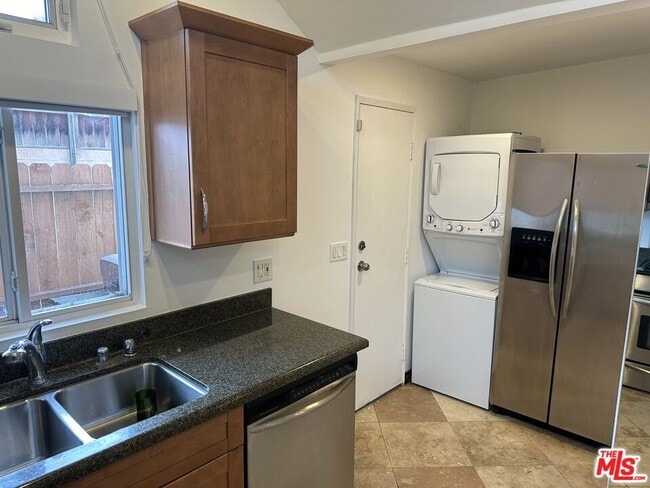 Building Photo - 2454 Penmar Ave