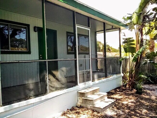 Building Photo - 1/2  Duplex - Large two bedroom with W/D hook up, Seminole FL