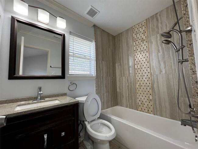 Building Photo - 15303 Riverside Grove Dr