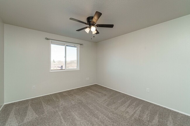 Building Photo - 4 Bedroom 2.5 Bathroom With Large Fenced B...