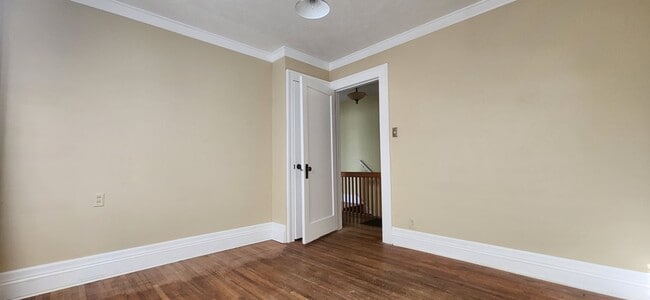 Building Photo - 3 Bedroom 1.5 bath Duplex
