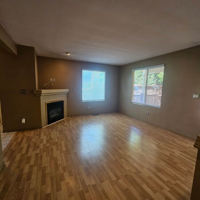 Building Photo - Move-In Ready Silverdale Home Close to Everything