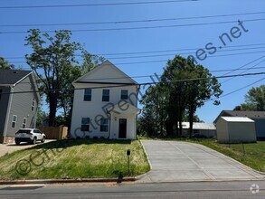 Building Photo - New 3 bed 2.5 bath home in Hickory!