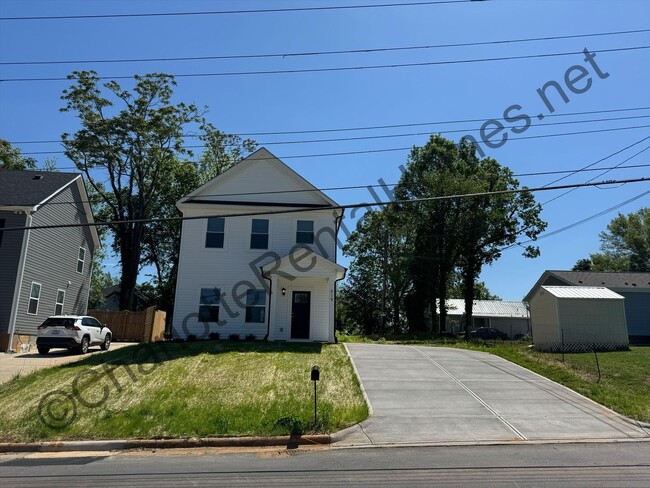 Primary Photo - New 3 bed 2.5 bath home in Hickory!
