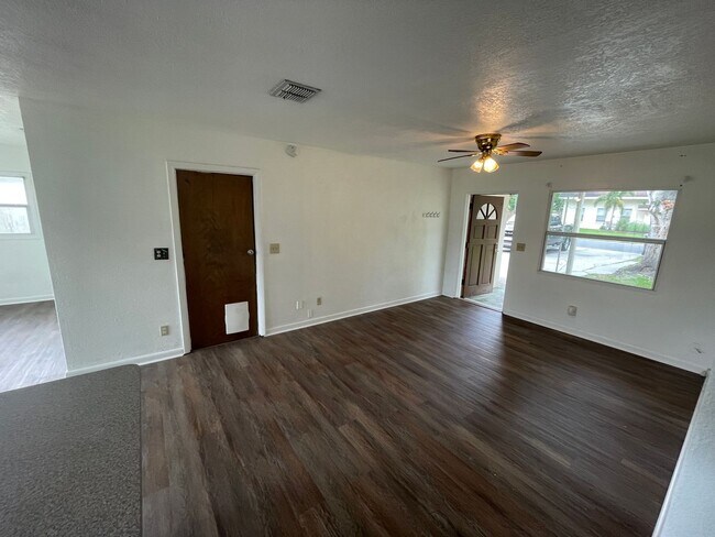 Building Photo - Charming 3-Bedroom Home with 1 Bath and 1-...