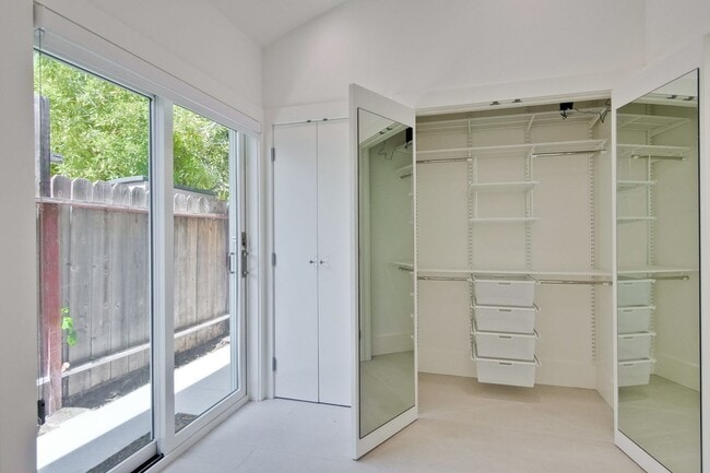 Building Photo - Beautiful 1 Bed 1 Bath Cottage in Highly D...