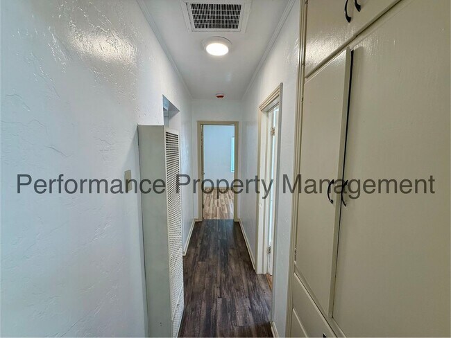 Building Photo - 720 Woodrow Ave