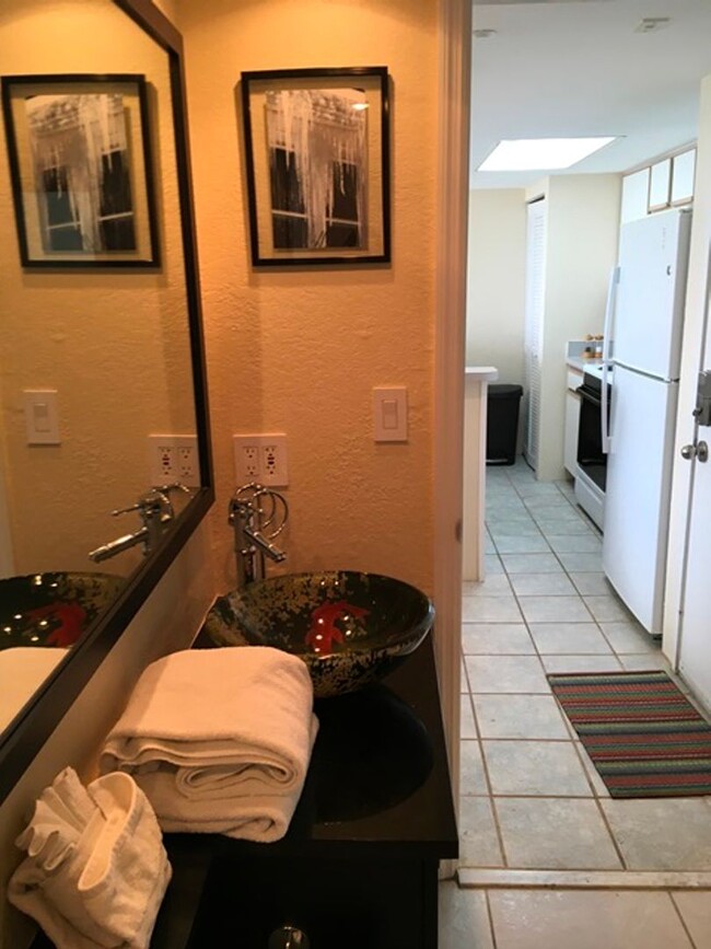 Building Photo - 6 to 8 Month Rental! Furnished 2 bed 2 bat...