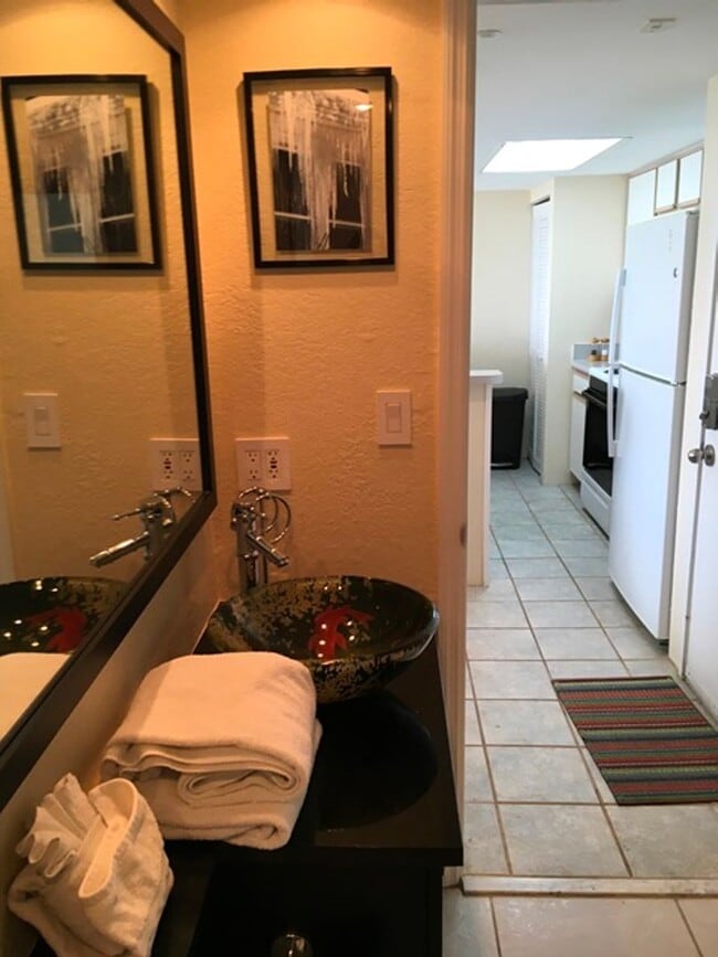 Building Photo - Great Amenities!