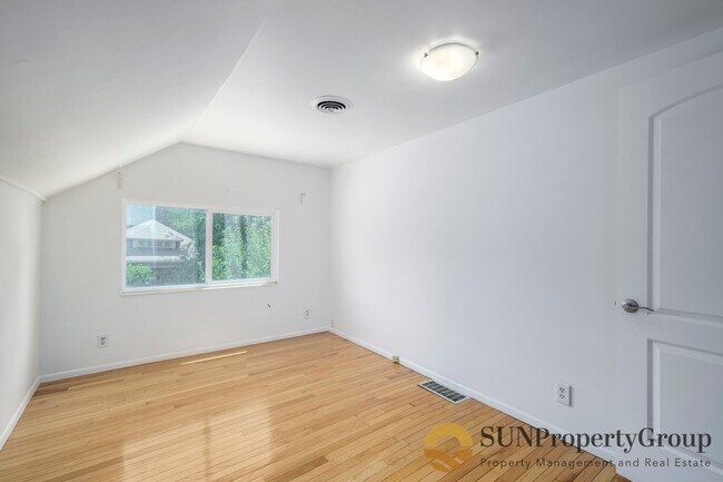 Building Photo - 662 Conway Ct E