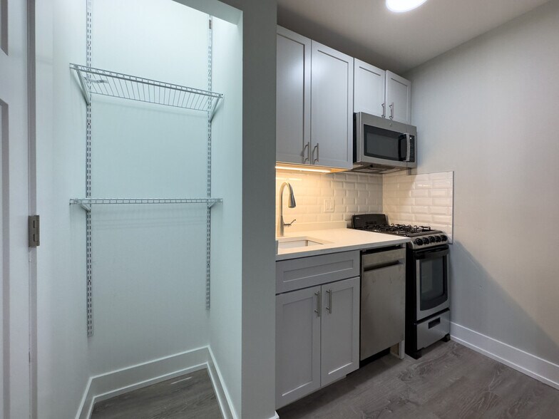 Building Photo - 545 W Belmont