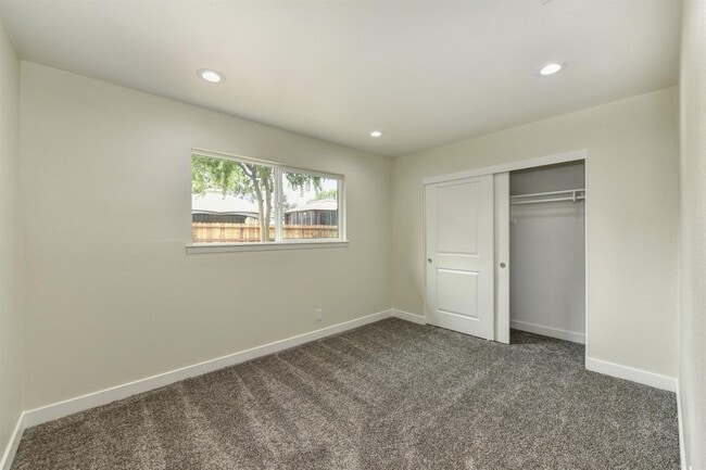 Building Photo - Near Mercy Hospital - Remodeled 4 Bdrm, 2 Bath