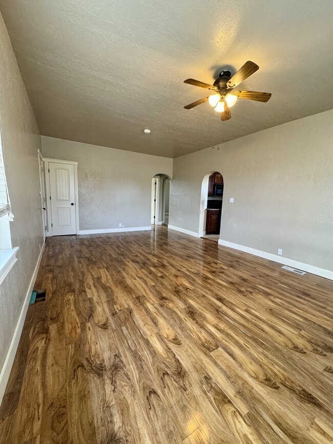 Building Photo - 560 E 6th N