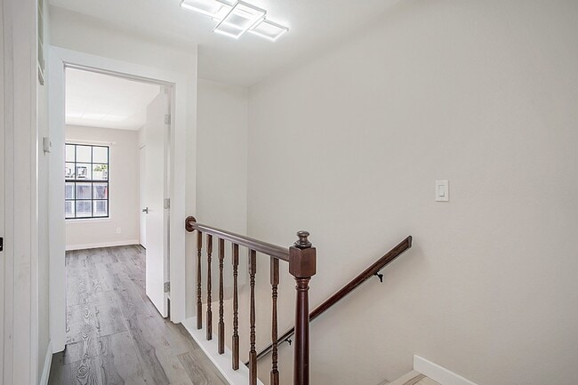 Building Photo - 618 W Collins St