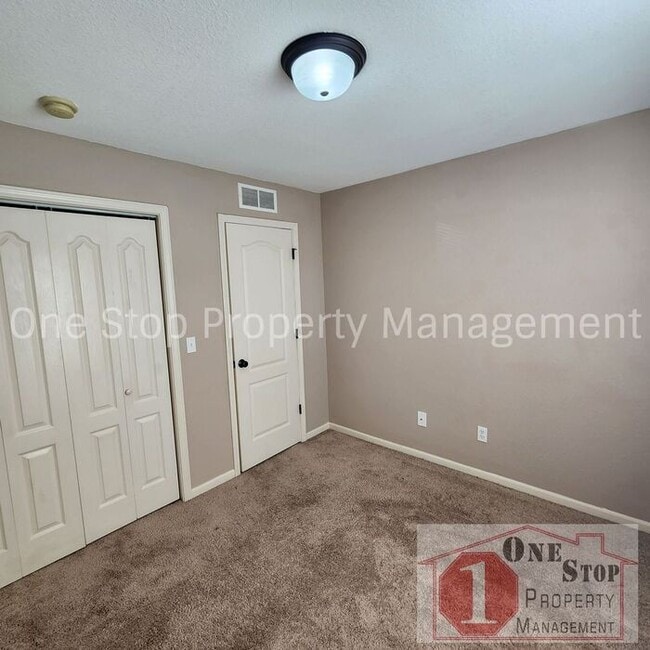 Building Photo - Generously Sized 3 bedroom, 2.5 bathroom i...