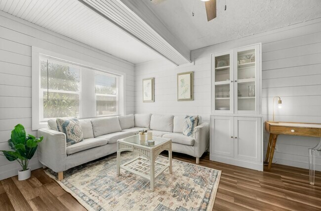 Building Photo - 5608 Sunset Ave