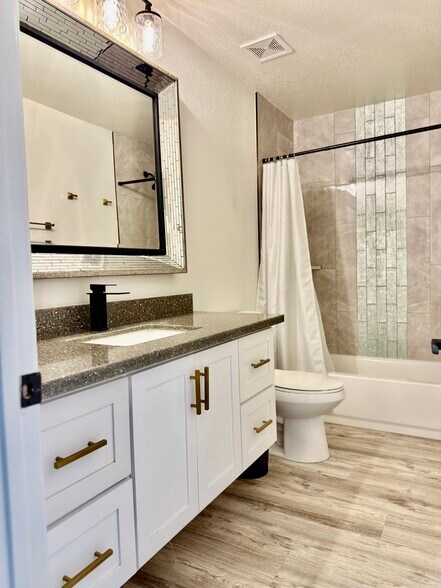 HALL BATHROOM - 9040 E Winchcomb Dr