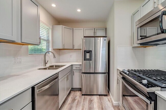 Building Photo - 1800 Forestglade Dr