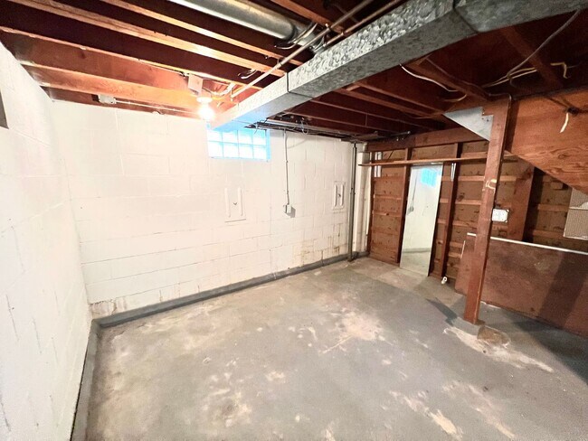 Building Photo - Single-Family Home Minutes from Saint Mary's!
