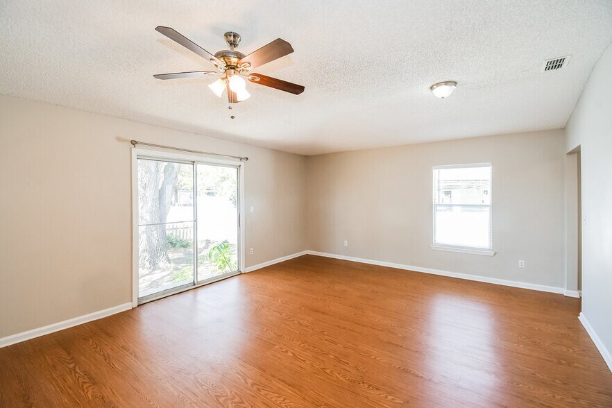 Building Photo - 7533 International Village Dr