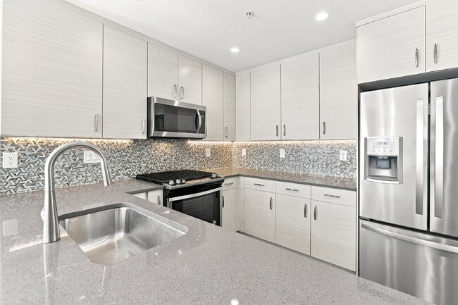 Building Photo - $3,640.95 with $300 Off the first month's rent, 2 Bed, 2.5 Bath Townhome in Denver with Rooftop P...