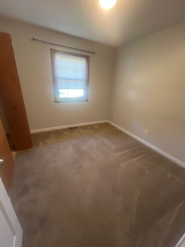 Building Photo - MOVE IN READY!!