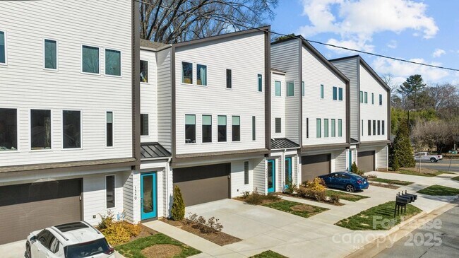 Building Photo - 1553 Pinecrest Ave