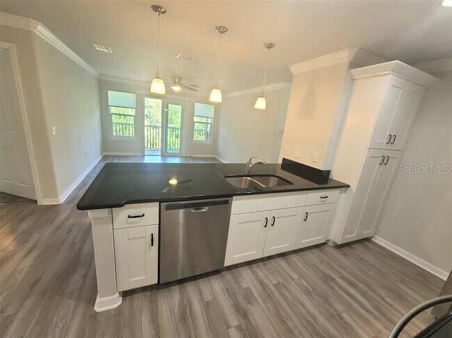Building Photo - 5041 Royal Palms Wy
