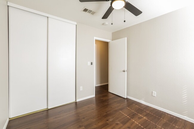 Building Photo - 832 Tollbrook Way