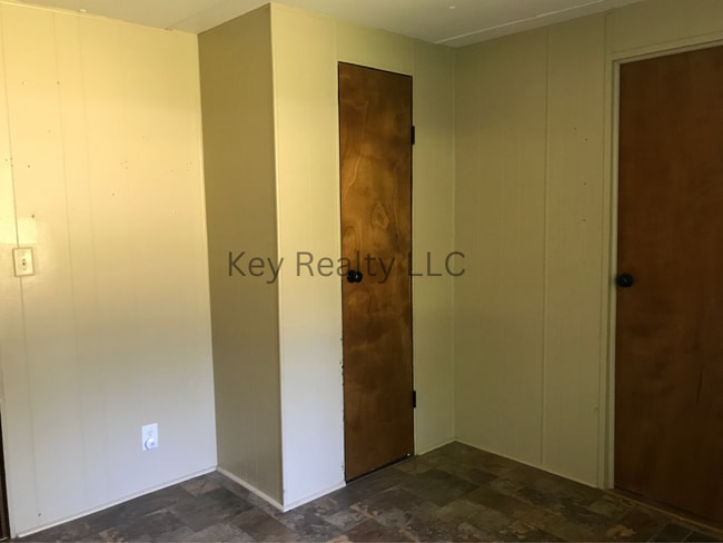 Building Photo - 48 Little John Ln