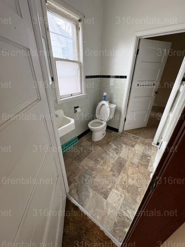 Building Photo - $875 - 3 bed 1 bath - Single Family Home