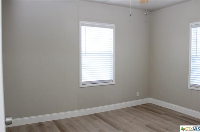Building Photo - 1409 E Mistletoe Ave