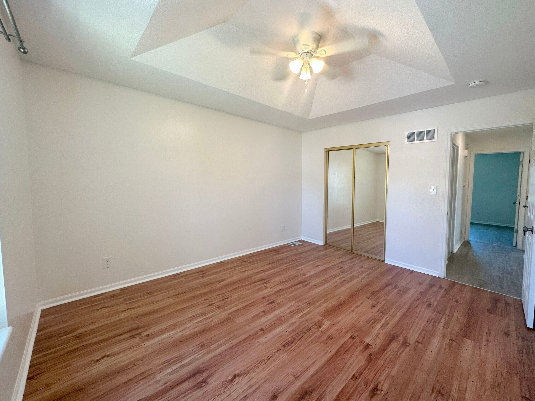 Building Photo - 1417 La Chateau Dr