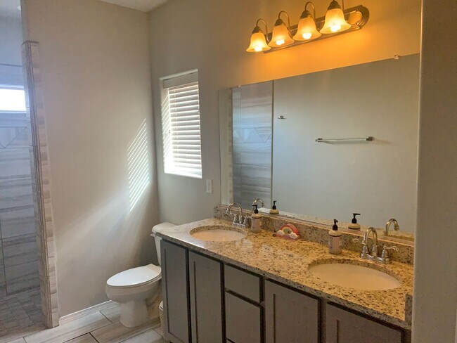 Building Photo - Newer Home in  Metro Park Village