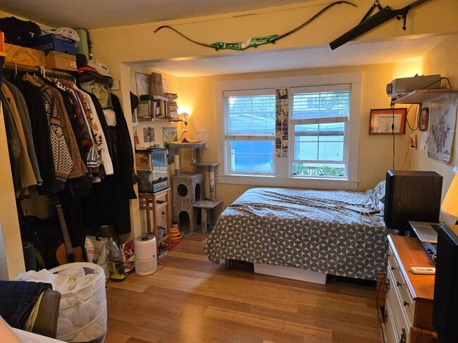 Building Photo - 3915 N Vancouver Ave