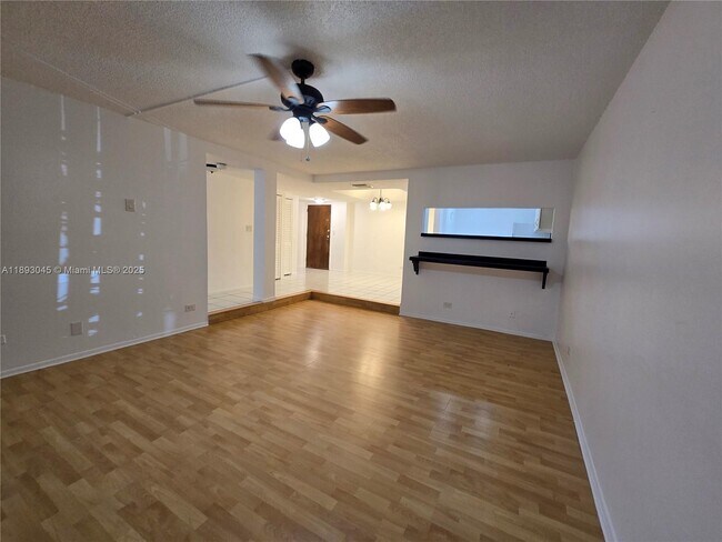 Building Photo - 3730 Inverrary Dr