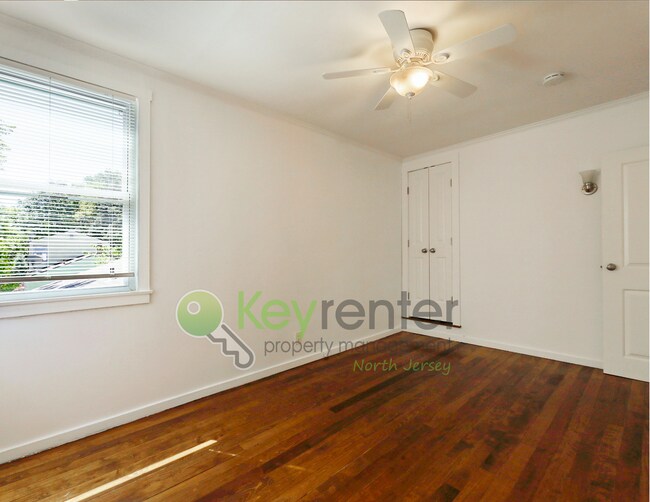 Building Photo - De Graw Ave Triplex