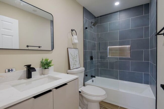 Building Photo - 5409 NE 4th Ave