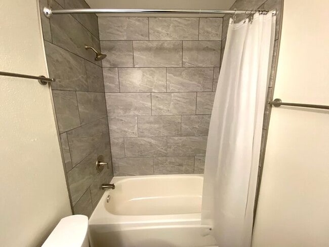 Building Photo - 2 Bedroom Townhouse - Garage/Washer-Dryer ...