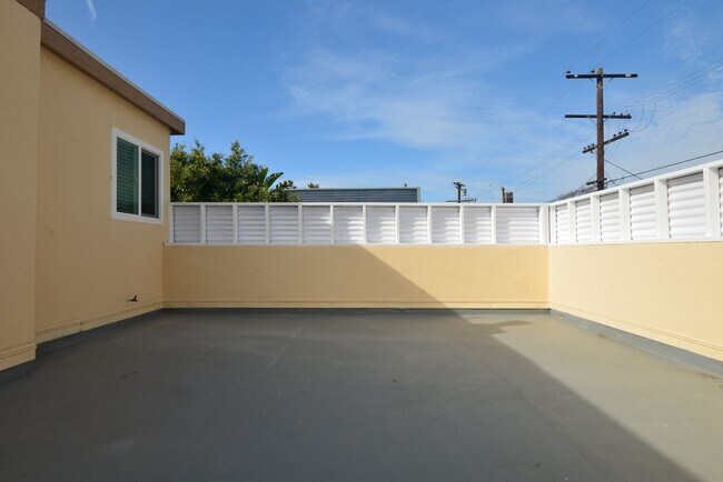 Building Photo - Ocean Avenue Duplex