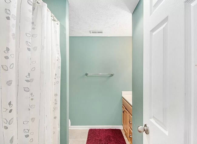 Building Photo - Spacious 4 Bedroom With Modern Comforts & ...