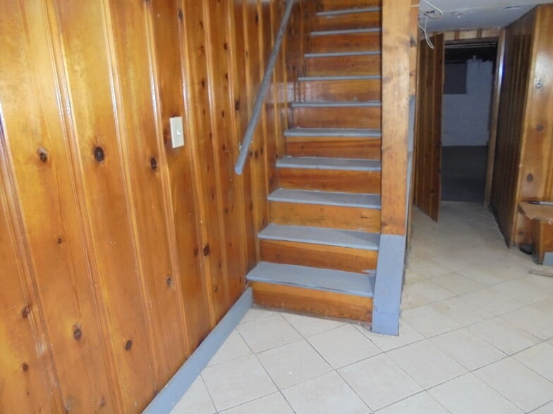 Stairs to basement - 1610 Homestead st