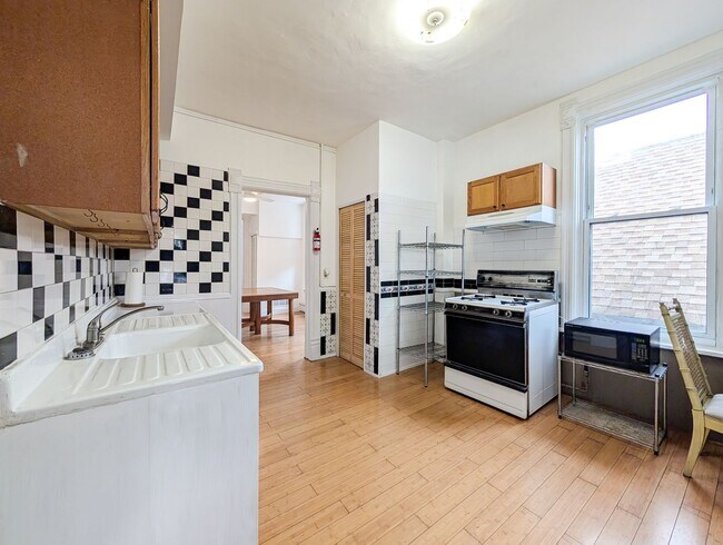 Building Photo - 2025 W Coulter St