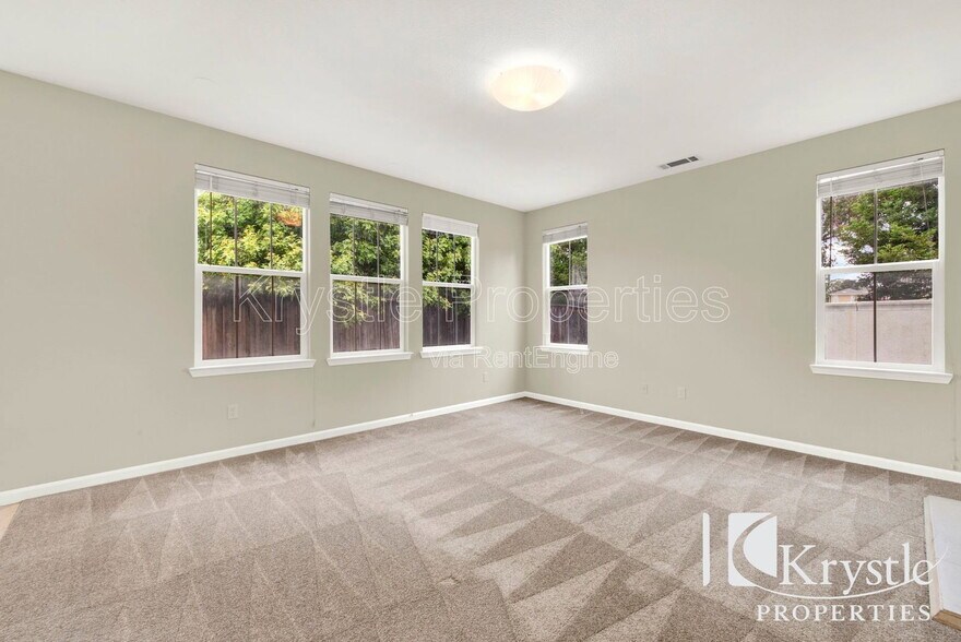 Building Photo - 300 Poplar Ave