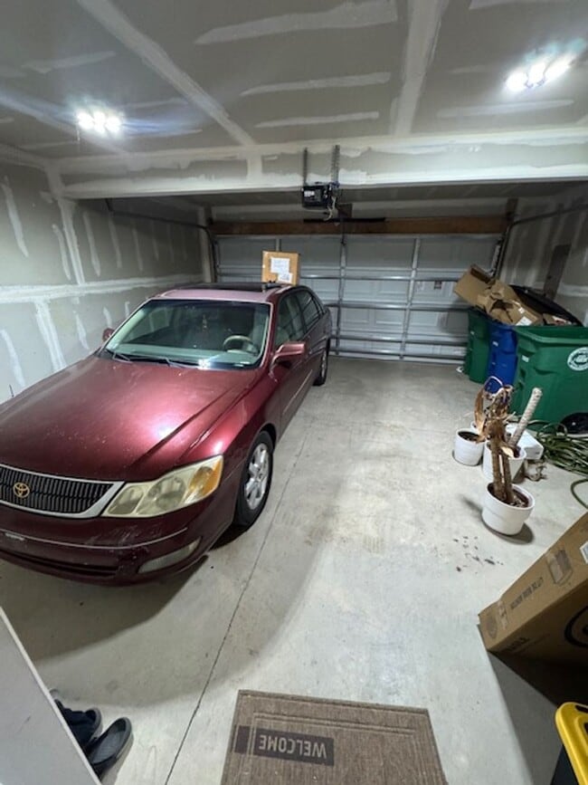 Building Photo - 4BR 3.5BA Townhome w/ 2-Car Garage • Quartz-Island Kitchen • Balcony in Matthews