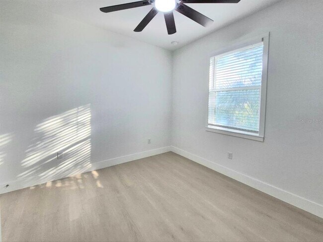 Building Photo - 3304 E North Bay St